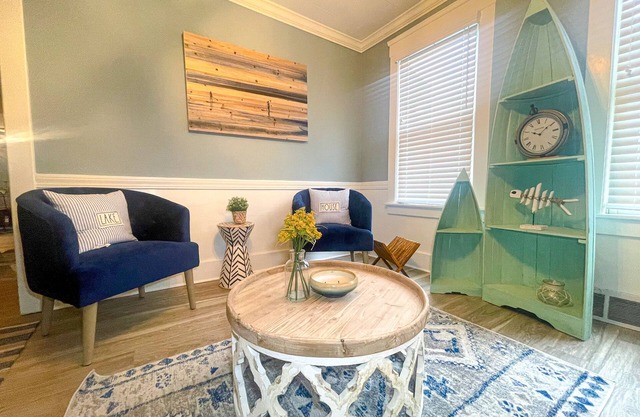 4BR New England Style Home