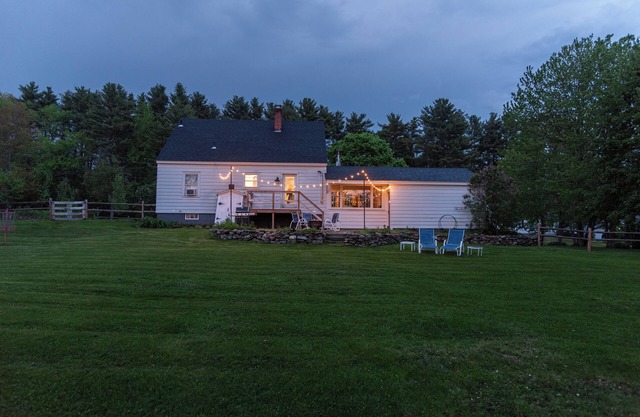 10m to Lake Winnie-Gunstock - 85" TV - 4BR Retreat