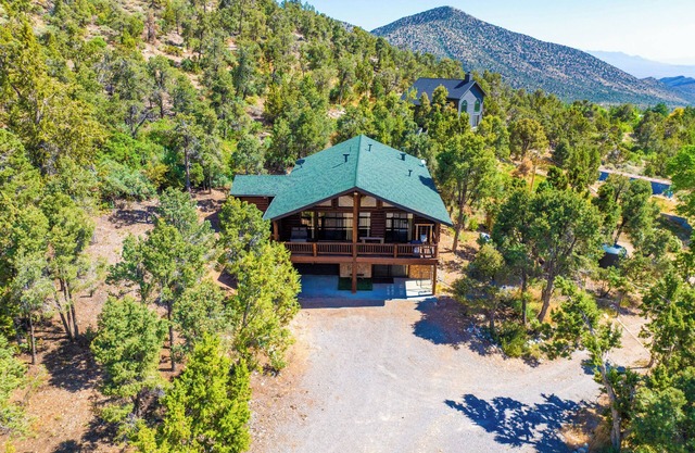 4BR Sneak-Away Log Cabin: Mountain View & Garage