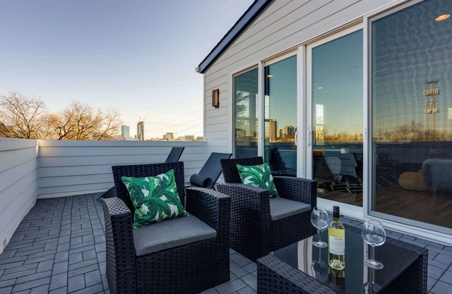 4BR Townhome w/Balcony x2, Mins to Broadway & DT!