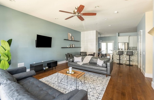 4BR Townhouse in Philadelphia + Parking