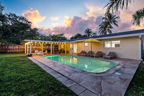 4BR with Private Pool and Game Room - Prime Location