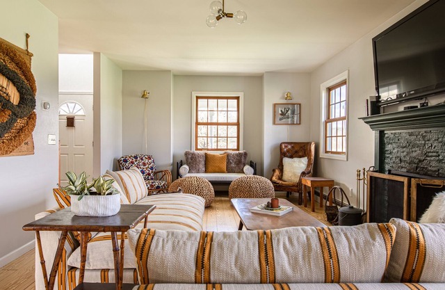 4brFarmhouse@Grateful Woods: hot tub, fireplace, fire pit, game room, animals