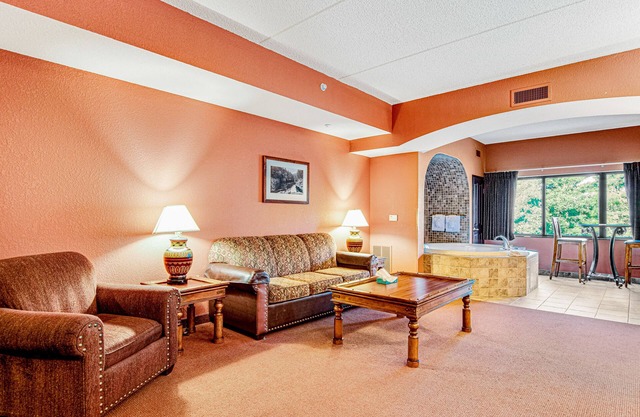 4th-floor condo with elevator, jetted tub, full kitchen, washer/dryer, & fireplace