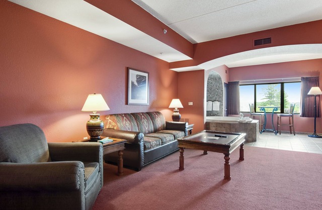 4th-floor condo with jetted tub, fireplace, washer/dryer, central AC, & kitchen