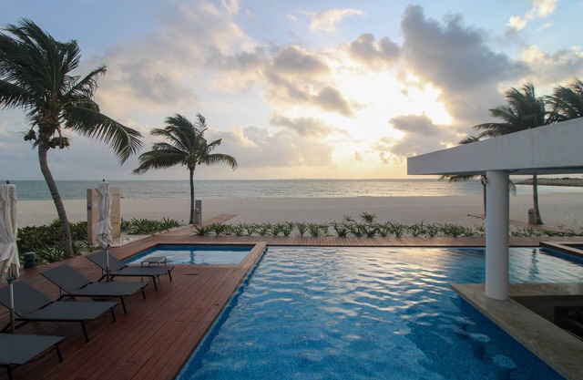 4th-floor resort apt with outdoor pools, pool spas, tennis, gym, & balcony