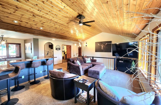 ❤️5+1 Bedrooms on 5 Private ACRES! VIEWS😎HOTTUB❤️GAMEROOM! Great Location!