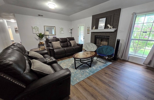 5/2.5 house King, Queen, and Full beds near Hendrick South & Dyess. NO CARPET