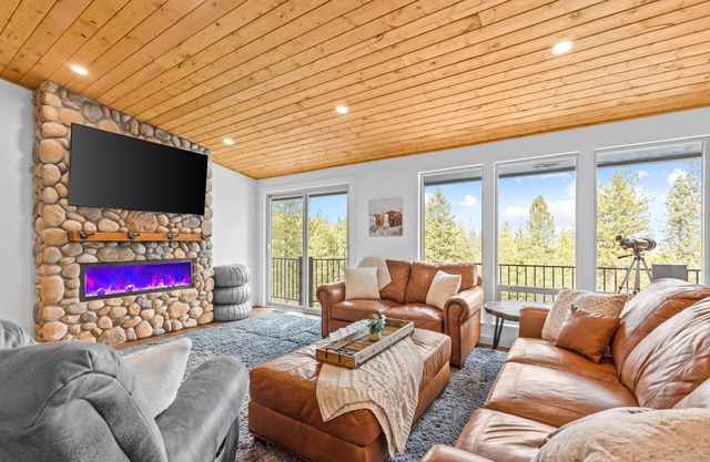 5 ACRE CABIN above RIVER + DOWNTOWN. PRIVATE-VIEWS-NEWLY RENOVATED