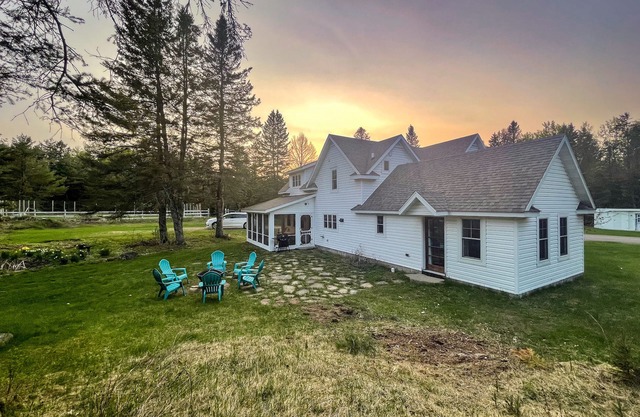 5 acres on trails with a private Sauna House