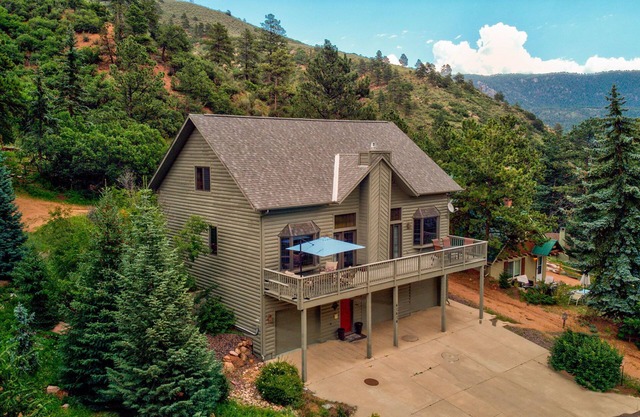 5 bd 4 bth, AC, fireplace, hikes, waterfalls, salt water hot tub, walk to town!