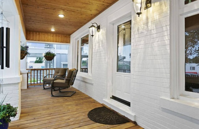 5 bd Remodeled Private Home +2 Kitchens + Backyard Oasis+ Best Downtown Location