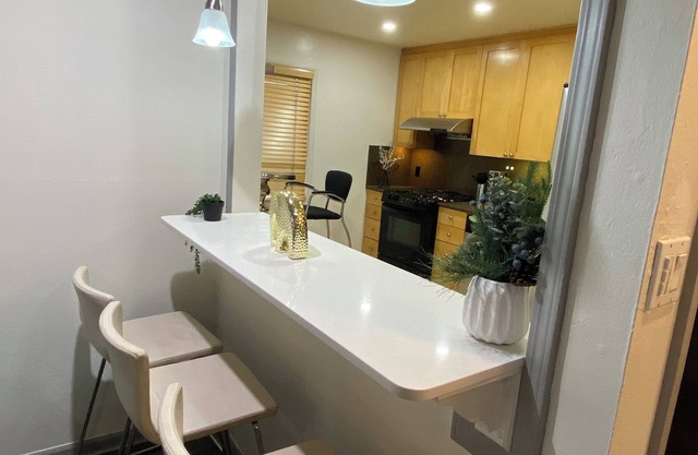5-BD Safari Home w/Jacuzzi, BBQ, Pool Table, Air Hockey Table, Games and more!