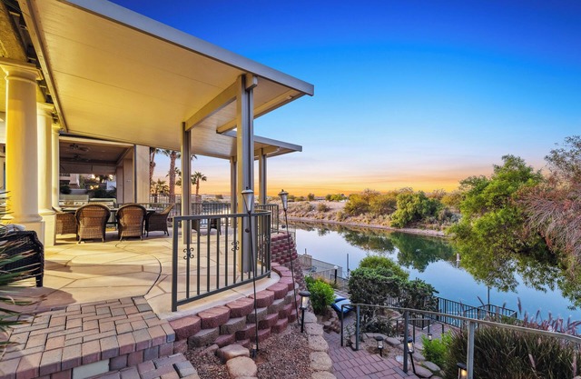 5 Bdr Beautiful Riverfront Home with Dock!