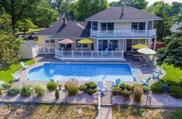 5-Bdrm Home w/ Large Pool near beaches on canal