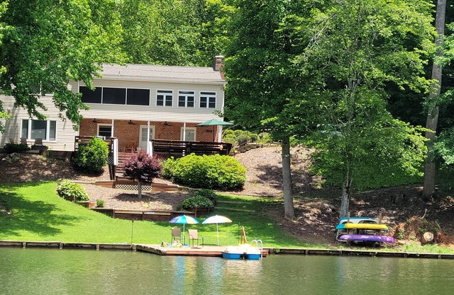 5 bdrm Lakefront Home-private lake! Accommodates 2-15 guests, great fishing too.