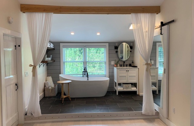 5 bed 2Bath fully remodeled farmhouse near Beaches, Portland, Airport & Hiking