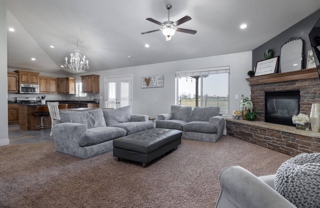 5-bed by Dinosaur National Monument & Green River w/ Hot Tub, Pool & Fire Pit.