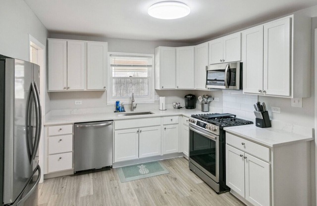 5 Bed Home w/ Big Yard & Front Porch by Navy Base