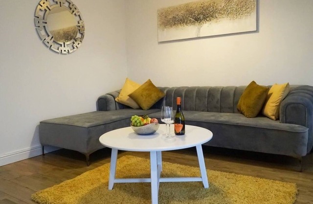 5 Bed House, Close to Airport & NEC, Contractors