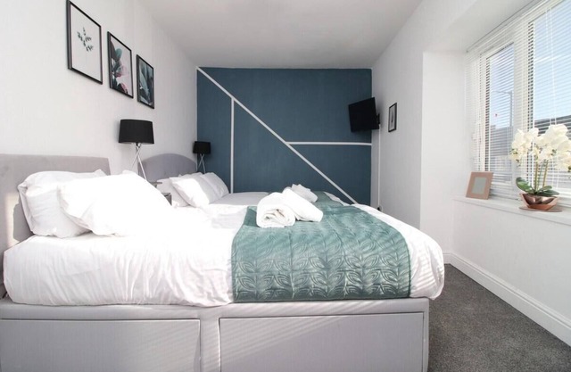 Comfortable 5-Bedroom Home free parking