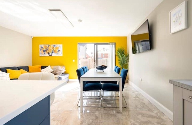 5 bed Spacious Luxury With Free Driveway Parking, Superfast Wifi, Close to City