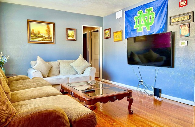 5 bedroom 2 bath house, walk to Notre Dame, safe area