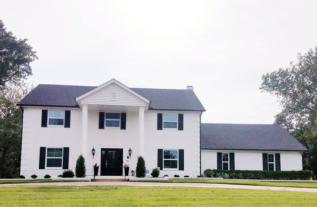 5 Bedroom 3 bath Colonial Home with Turf Putting Green for Golf fans!