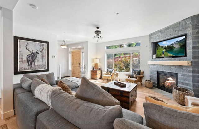 5 Bedroom 4 Bathroom + Hot Tub Minutes from Slopes
