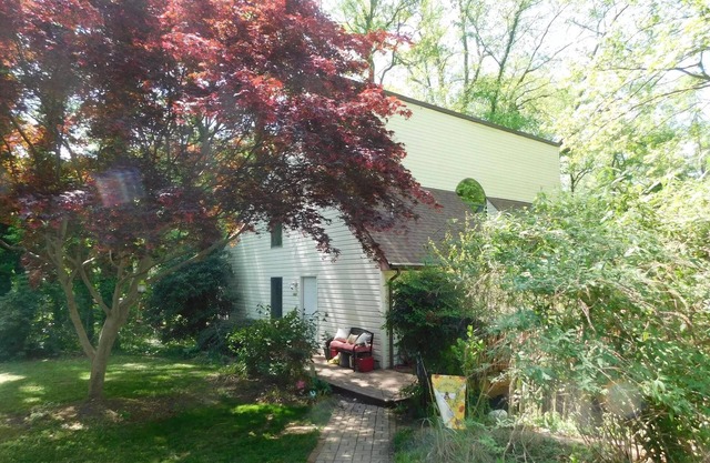 5 bedroom, 8 bed, 3 story house a block from beach