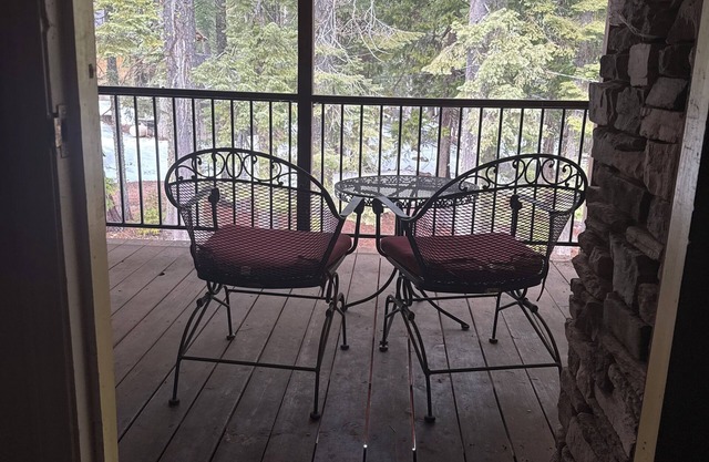 5-bedroom bed & breakfast in charming La Porte with AC, WiFi