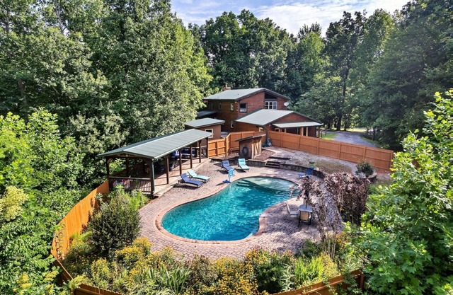 5-Bedroom Cabin with Private Seasonal Pool and Hot Tub