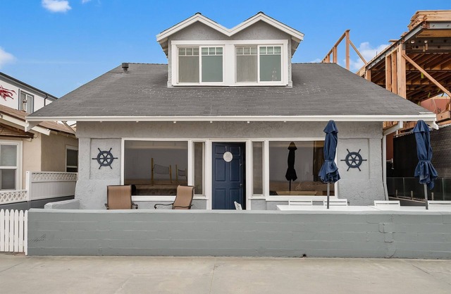 5 bedroom Cottage on the Strand!