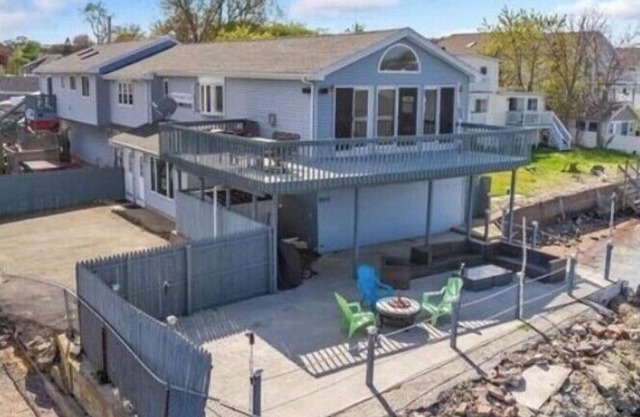 5 Bedroom Direct Waterfront Live.Work.Play Property