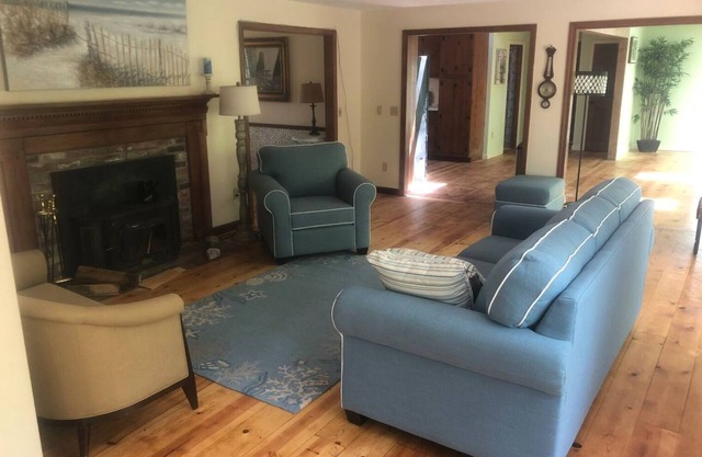 5 bedroom dog-friendly home with wifi, deck, firepit
