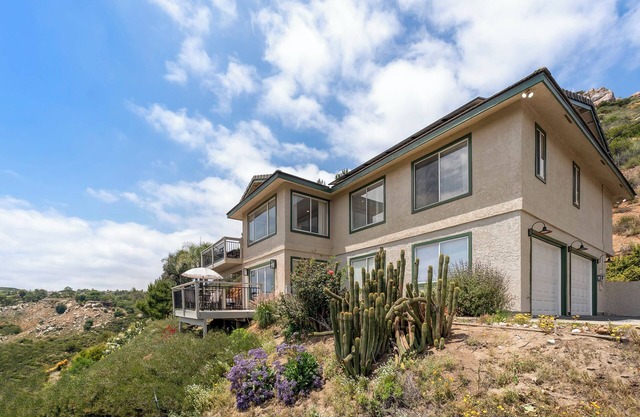 5-Bedroom Dual-Unit Retreat on 9.5 Acres – Perfect for Multi-Family Stays