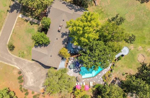 5-bedroom estate property with tons of amenities! Outdoor Kitchen! Pool! More!
