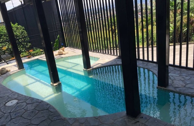 HEIZBARES POOLHAUS MIT 5 SCHLAFZIMMERN IN ESCAZU