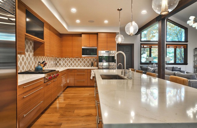 5 bedroom home with a fenced in back yard, 6 min from Canyons Village.