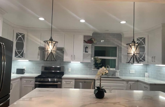 5 bedroom house in prestigious neighborhood!