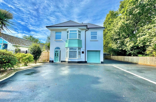 5 Bedroom House - Large Garden with Hot Tub - Sleeps 11 - Close to Beach
