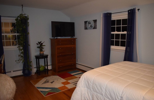 5-bedroom house- Minutes from Saratoga. Pet Friendly & Spacious
