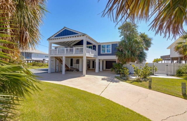 5-bedroom house in charming Alligator Point with a Pool. Bayfront and Beachfront