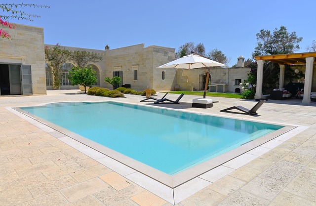 5 Schlafzimmer Masseria mit beheiztem Infinity-Pool und weitläufigem Olivenhain