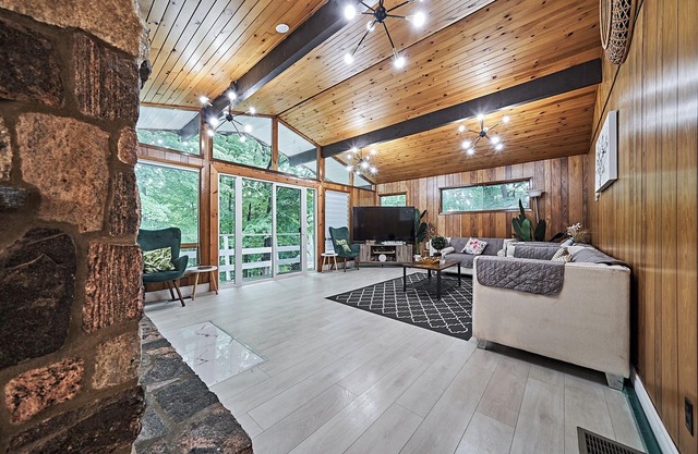 5 Bedroom Kawartha Lakes Cottage