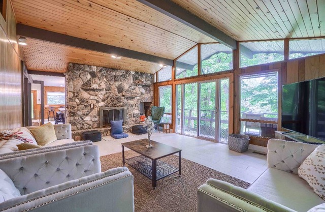 5 Bedroom Kawartha Lakes Cottage - lake and mini beach access!