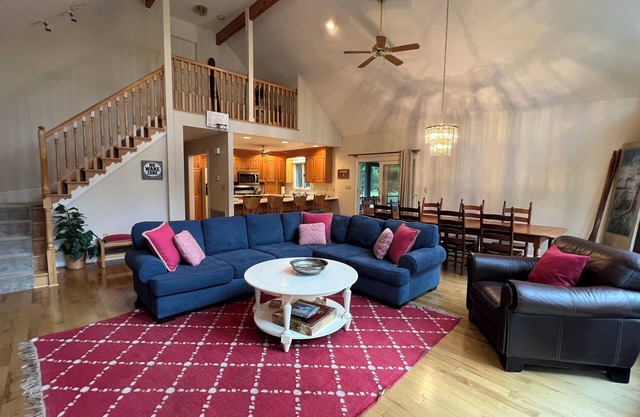 5 Bedroom Lakefront Home on Desirable Pea Hill Creek. Kayaks, Canoe, Ping Pong.