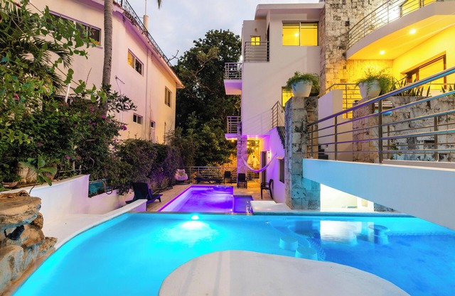 5 bedroom luxury villa in Playacar. 2 minutes from the beach, Heated pool