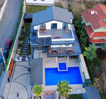 5-Bedroom Luxury Villa With Private Pool & Garden