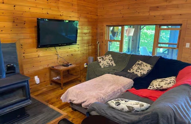 5 bedroom Pine Cottage on Sharbot Lake - Sleeps 12